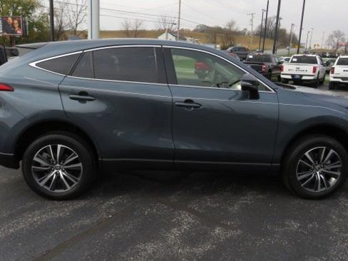 Used 2022 Toyota Venza LE image 9