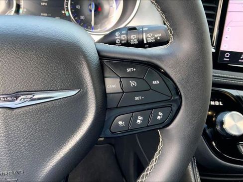 Certified 2025 Chrysler Pacifica Limited image 21