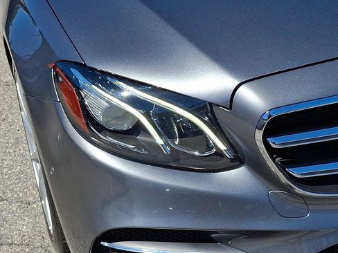 Used 2018 Mercedes-Benz E 300 4MATIC image 9