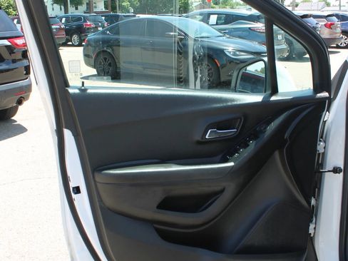 Used 2020 Chevrolet Trax LS FWD image 9