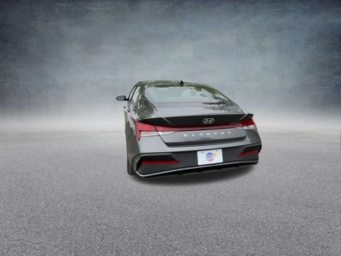 Used 2025 Hyundai Elantra SE image 19