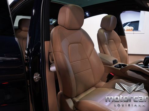 Used 2021 Porsche Cayenne Coupe w/ Premium Package image 27