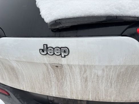 Used 2018 Jeep Cherokee Latitude Plus w/ Comfort/Convenience Group image 16