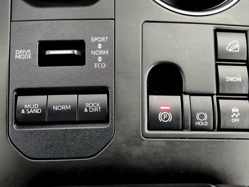 Used 2024 Toyota Highlander XLE AWD/4WD image 30