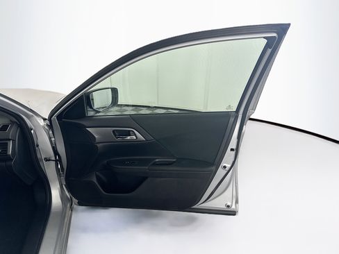 Used 2015 Honda Accord LX image 30