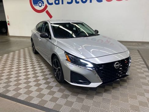 Used 2024 Nissan Altima 2.5 SR FWD image 2