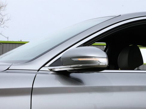 Used 2022 Genesis G70 2.0T image 11