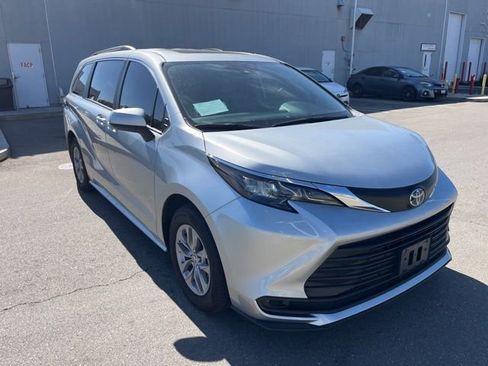 Used 2024 Toyota Sienna LE w/ LE Plus Package image 3