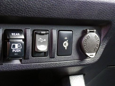 Used 2019 Toyota Tacoma TRD Sport w/ Technology Package AWD/4WD image 33
