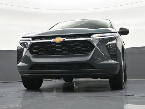 Used 2025 Chevrolet Trax LS FWD image 31