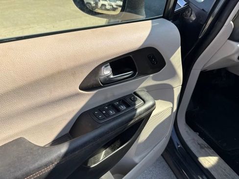Used 2020 Chrysler Pacifica Touring-L FWD image 20