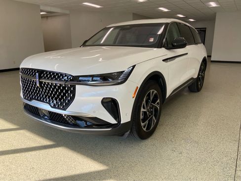 Used 2024 Lincoln Nautilus Premier w/ Equipment Group 102A image 9