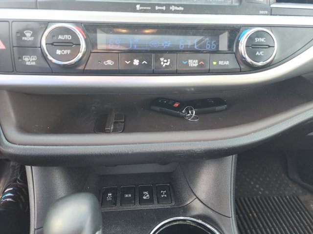 Used 2017 Toyota Highlander XLE AWD/4WD image 10
