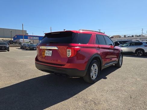Used 2022 Ford Explorer XLT image 3