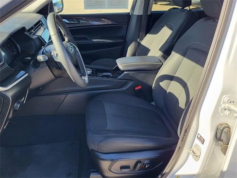 Used 2023 Jeep Grand Cherokee Laredo w/ Luxury Tech Group I image 7