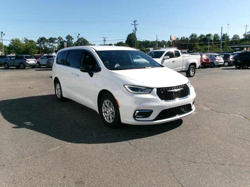Used 2026 Chrysler Pacifica Select FWD image 6