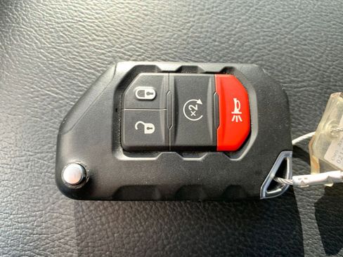 Used 2025 Jeep Wrangler Sahara image 22