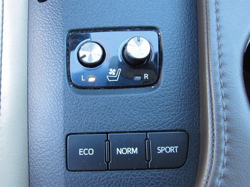 Used 2014 Toyota Avalon Limited w/ Technology Package FWD image 19