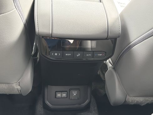 Used 2023 Toyota Highlander Limited AWD/4WD image 25