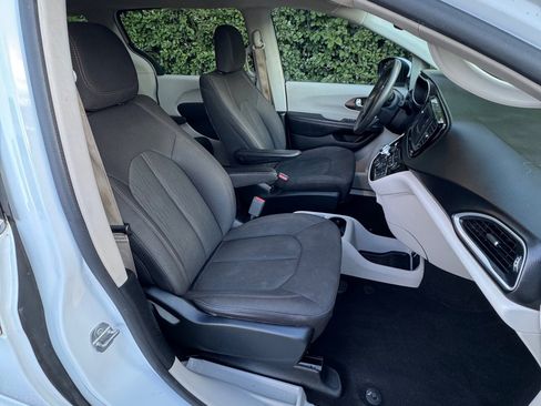 Used 2017 Chrysler Pacifica LX image 17