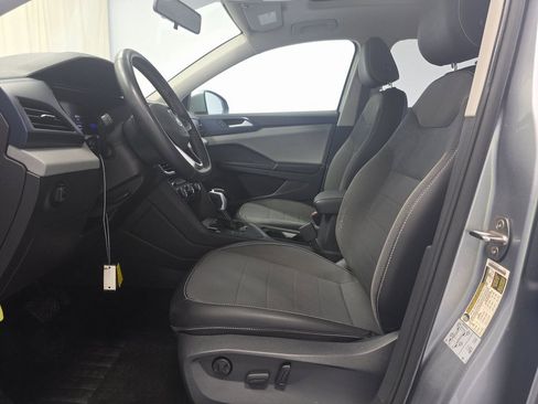 Used 2022 Volkswagen Taos SE w/ Panoramic Sunroof Package image 4