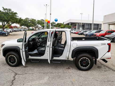 Certified 2024 Toyota Tacoma TRD Off-Road AWD/4WD image 11