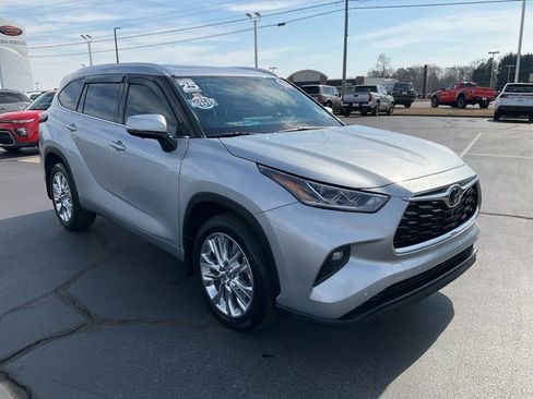 Used 2025 Toyota Highlander Limited image 26