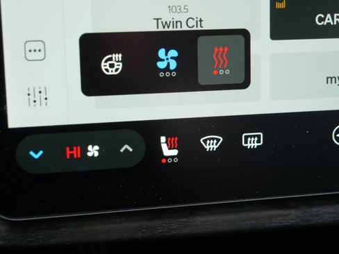 Used 2024 Rivian R1T Adventure image 28