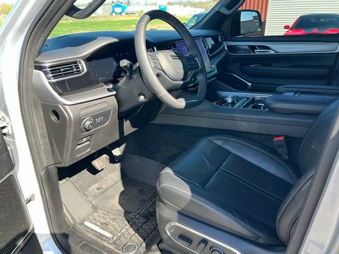 Used 2025 Jeep Wagoneer Series II w/ Convenience Group I AWD/4WD image 11