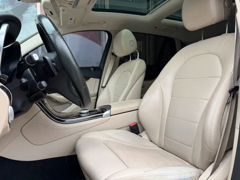 Used 2019 Mercedes-Benz GLC 300 4MATIC w/ Premium Package image 9