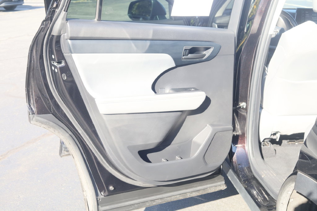 Used 2022 Toyota Highlander LE AWD/4WD image 25