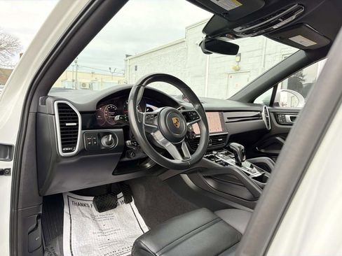 Used 2023 Porsche Cayenne Platinum Edition image 32