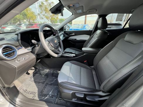 Used 2025 Chevrolet Trax LT FWD image 30