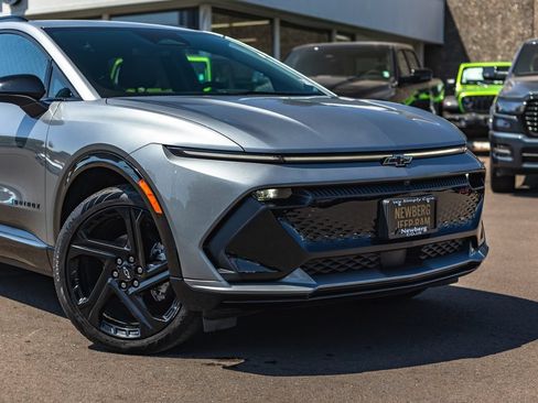 Used 2025 Chevrolet Equinox EV RS FWD image 3