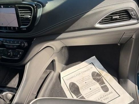 Used 2025 Chrysler Pacifica Limited image 21