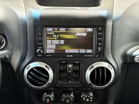 Used 2016 Jeep Wrangler Unlimited Rubicon AWD/4WD image 13