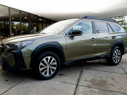 Used 2024 Subaru Outback Premium AWD/4WD image 3