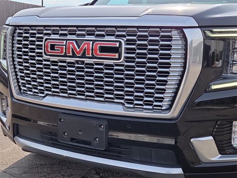 Used 2021 GMC Yukon XL Denali w/ Denali Premium Package image 10