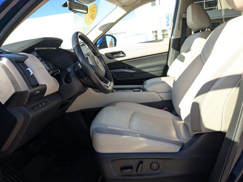 Used 2023 Nissan Pathfinder SL image 17