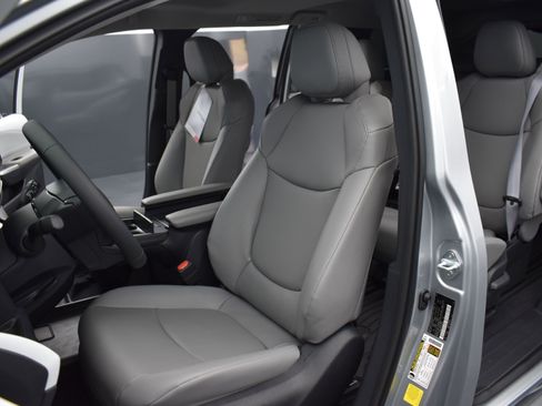 Used 2025 Toyota Sienna XLE FWD image 23