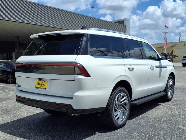 New 2027 Lincoln Navigator Premiere RWD image 2