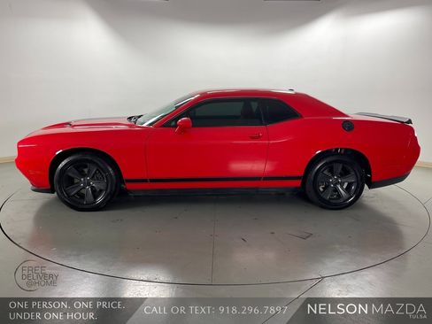 Used 2015 Dodge Challenger SXT image 9