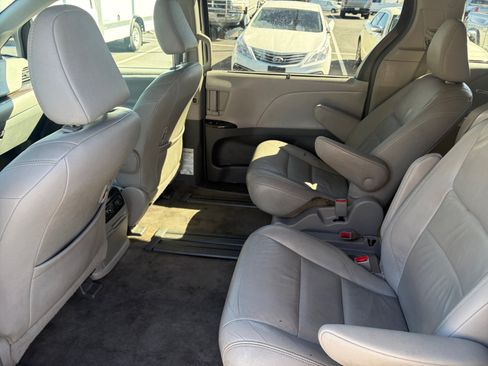 Used 2018 Toyota Sienna XLE FWD image 24