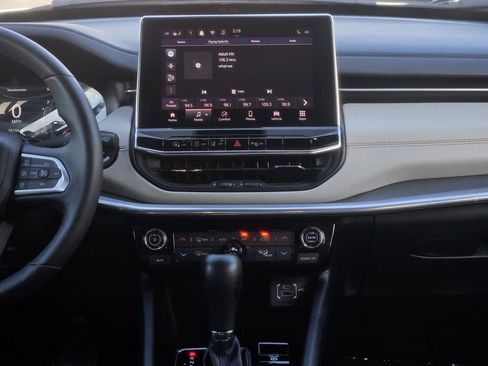 Used 2024 Jeep Compass Limited image 18