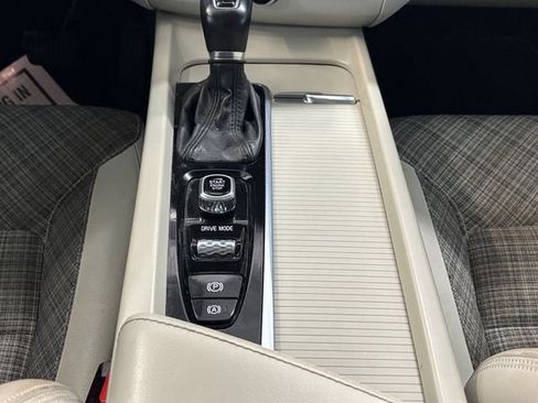 Used 2021 Volvo XC60 T5 Momentum w/ Premium Package AWD/4WD image 6