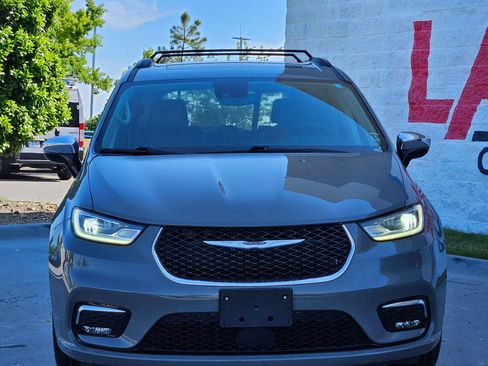 Used 2023 Chrysler Pacifica Limited FWD image 2