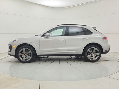 Used 2025 Porsche Macan image 2