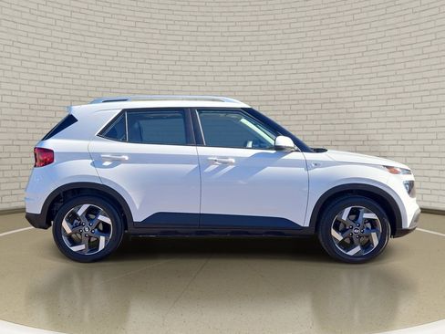 Used 2025 Hyundai Venue SEL FWD image 4