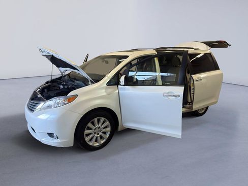 Used 2014 Toyota Sienna Limited w/ Limited Premium Package FWD image 11
