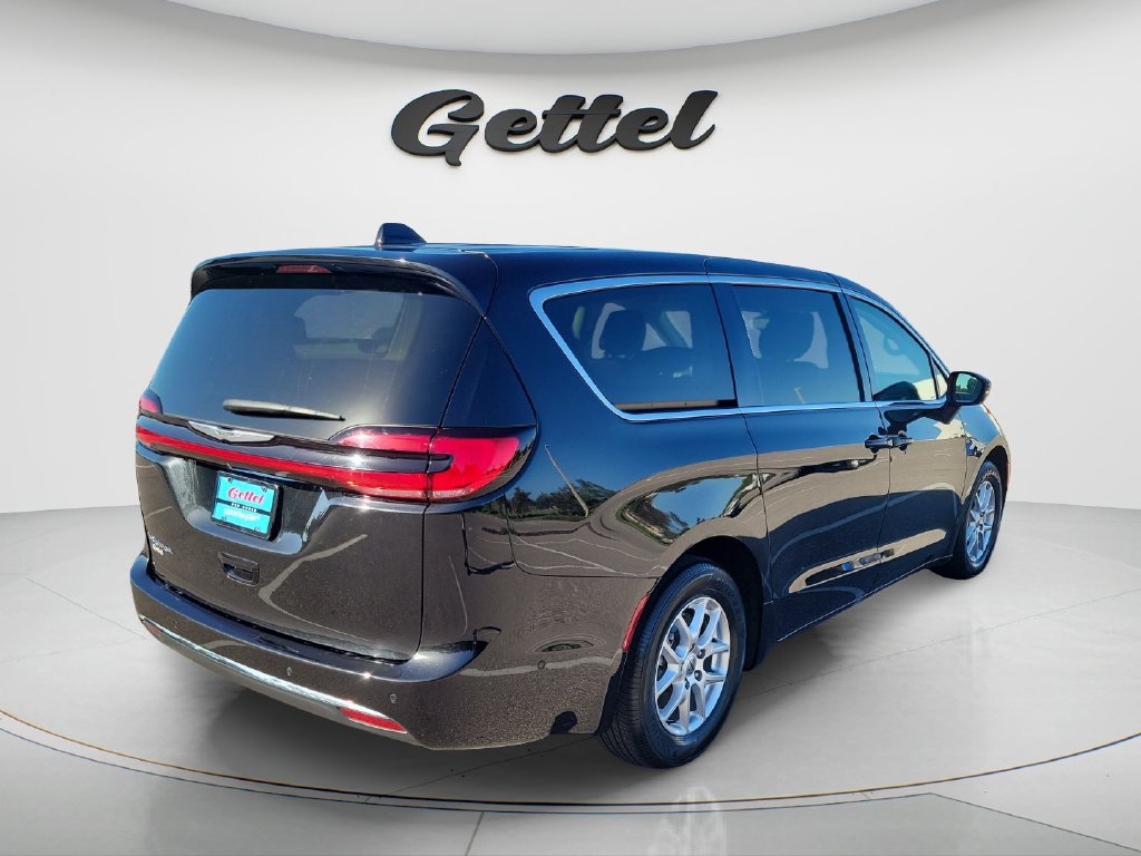 Used 2023 Chrysler Pacifica Touring-L FWD image 5